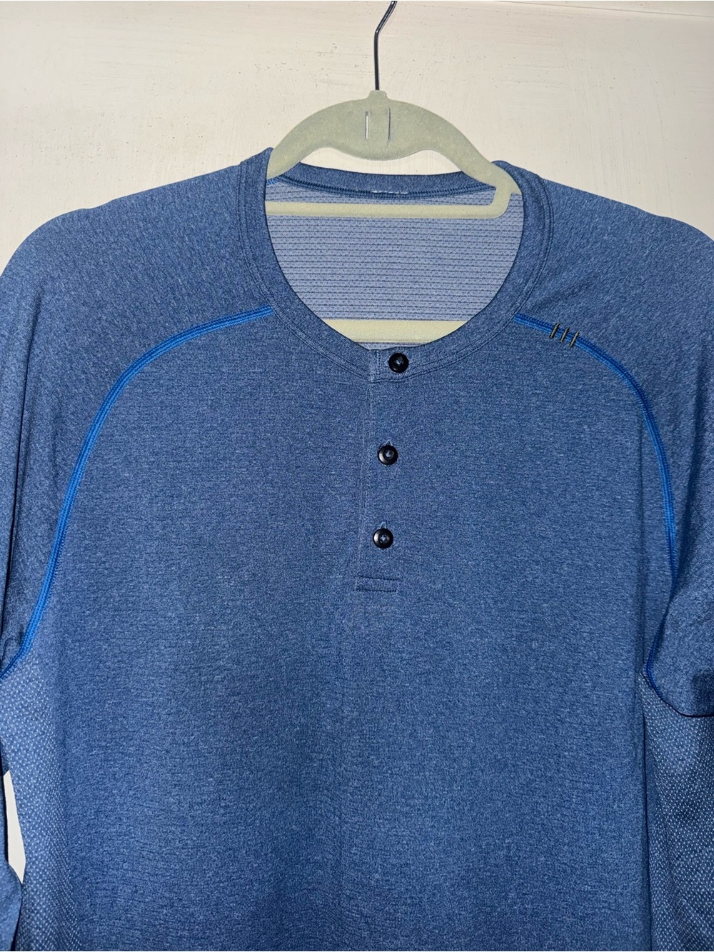 lululemon athletica Men's Heathered Blue Long-Sleeve Henley - Picture 3 of 9